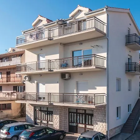 One-bedroom In Apartment Split